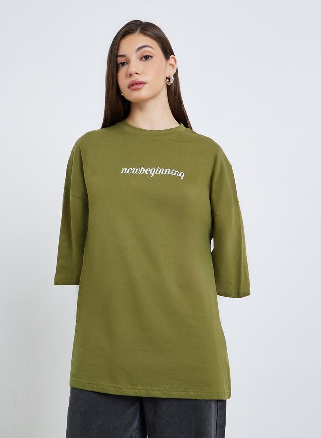 ستايلي تيشيرت بطبعة شعار وقصة واسعة - Image 1